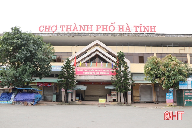 Chợ lớn nhất Hà Tĩnh đóng cửa 1.500 quầy hàng không thiết yếu phòng dịch Covid-19